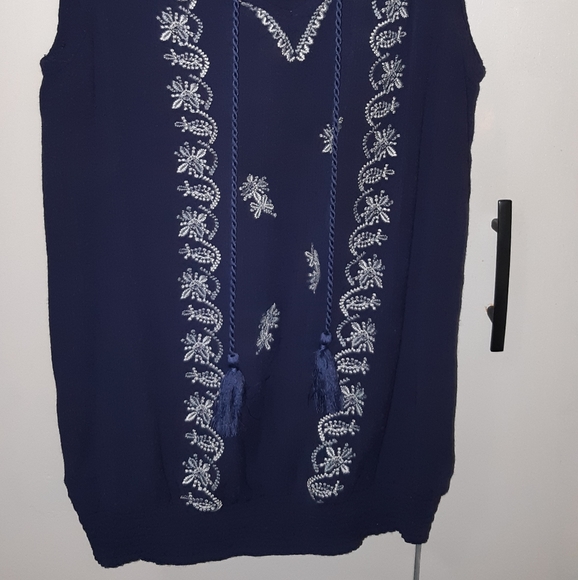 2/25 Sleeveless embroidered navy top - Picture 2 of 3